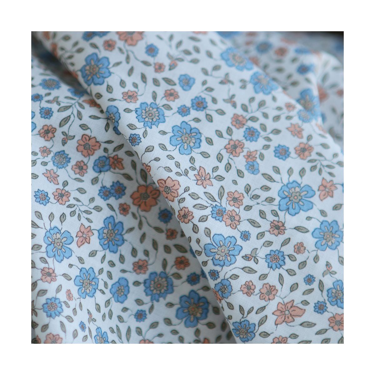 Lara - Batiste de coton SILKYNE à imprimé fleuri bleu Lara - Batiste de coton SILKYNE à imprimé fleuri bleu