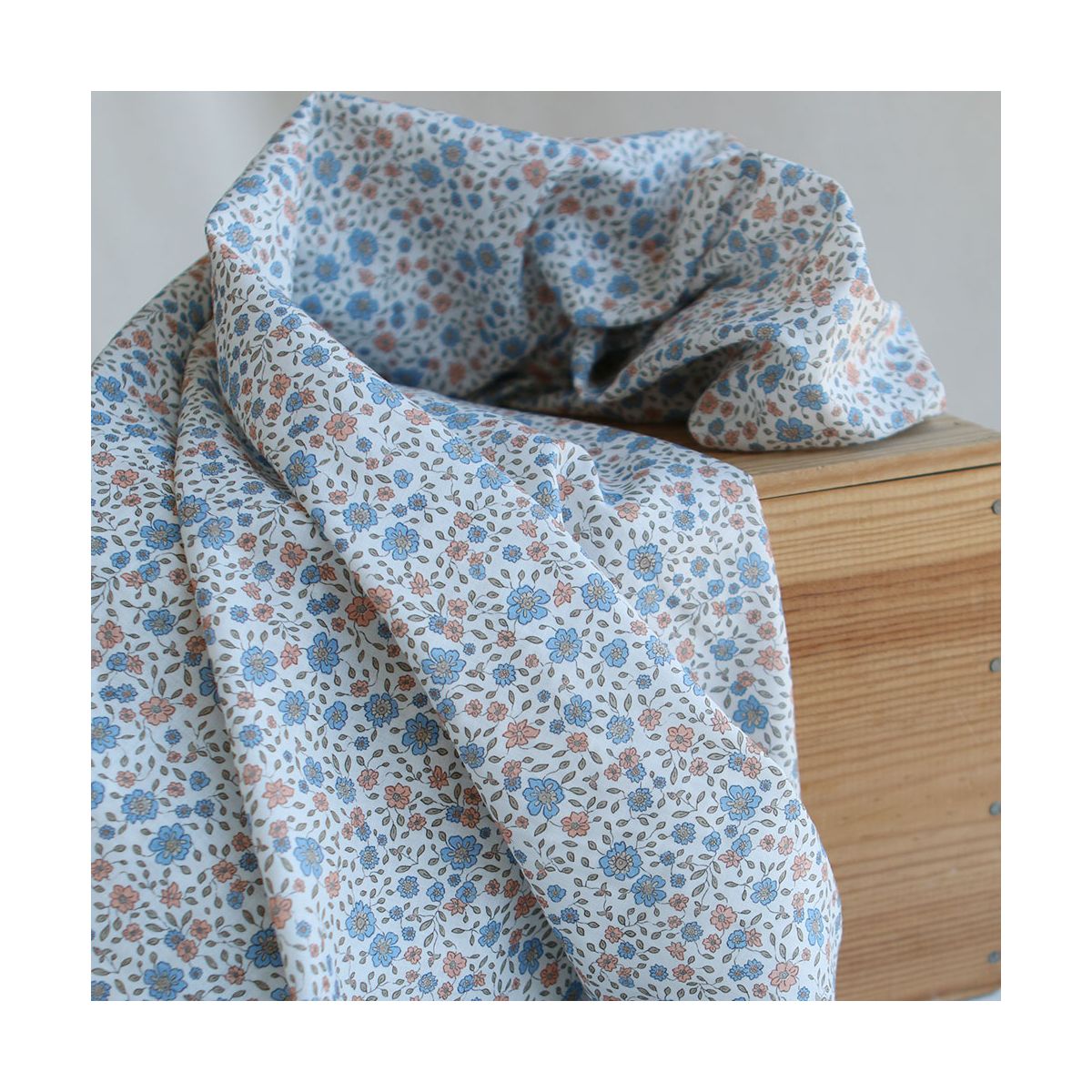 Lara - Batiste de coton SILKYNE à imprimé fleuri bleu Lara - Batiste de coton SILKYNE à imprimé fleuri bleu