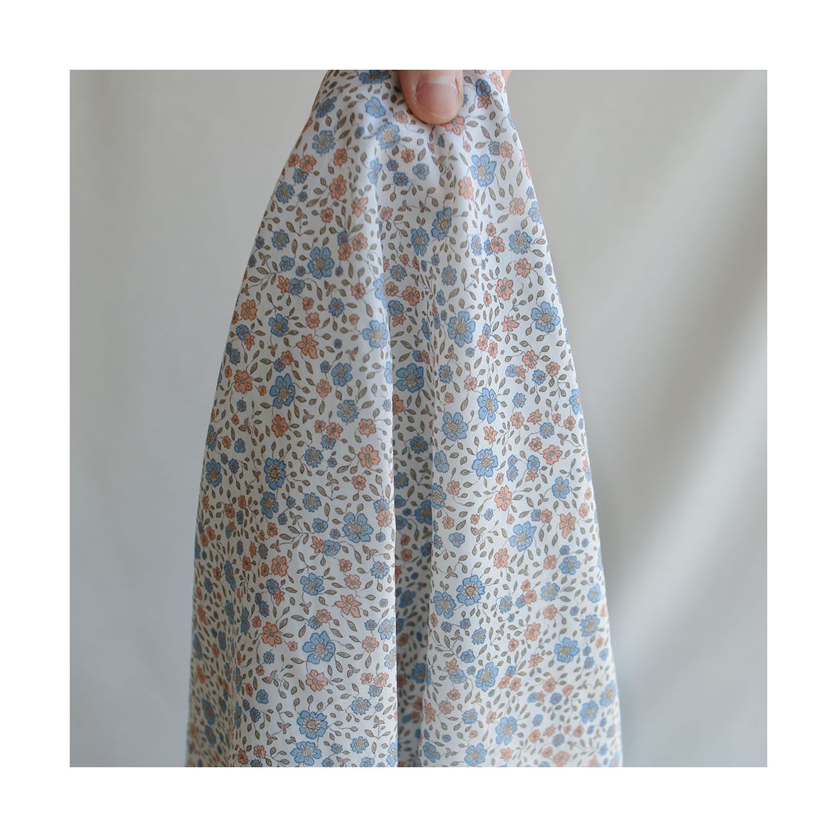 Lara - Batiste de coton SILKYNE à imprimé fleuri bleu Lara - Batiste de coton SILKYNE à imprimé fleuri bleu