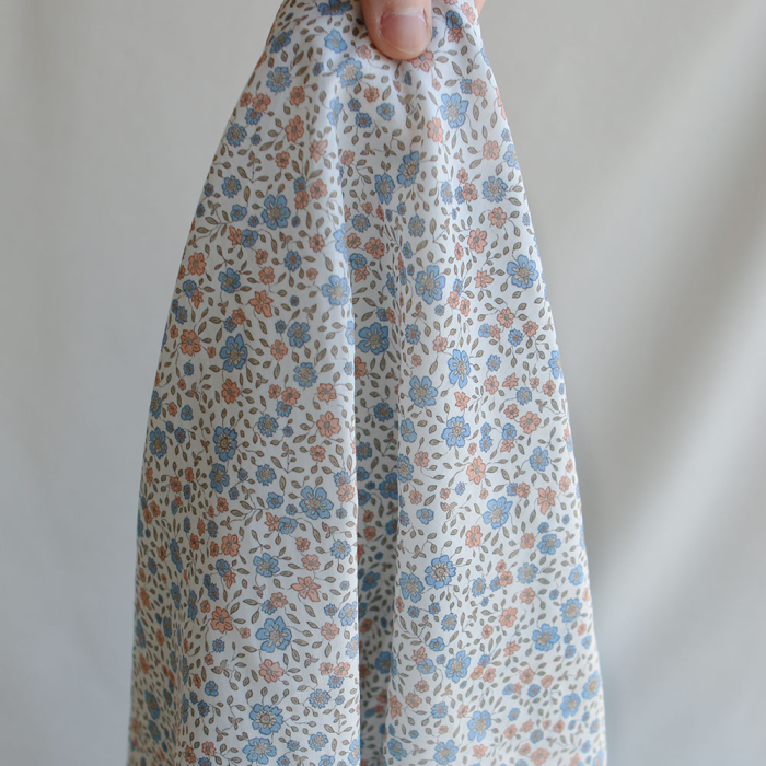 Lara - Batiste de coton SILKYNE à imprimé fleuri bleu