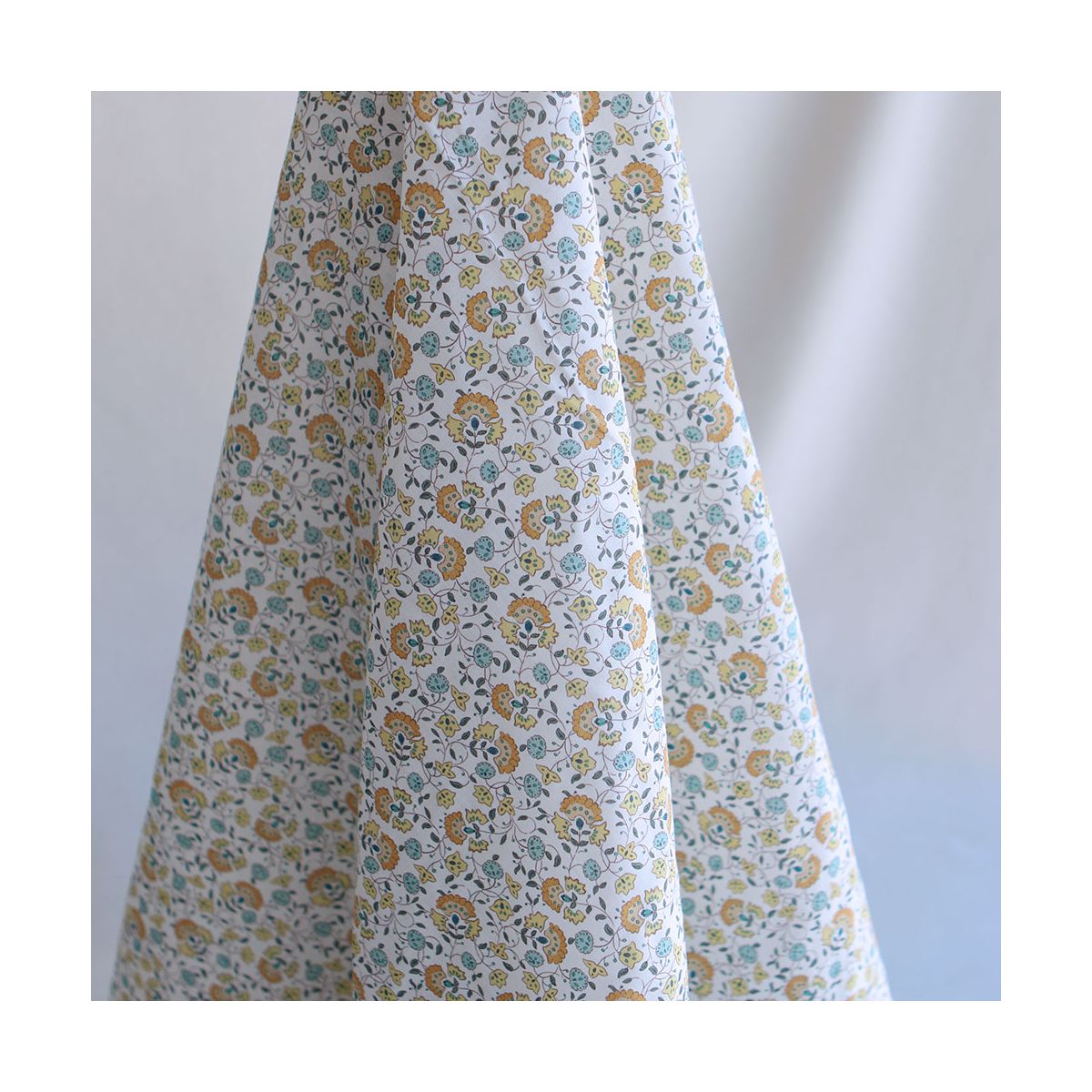 Valentine - Batiste de coton SILKYNE à imprimé fleuri orange et bleu Valentine - Batiste de coton SILKYNE à imprimé fleuri orange et bleu
