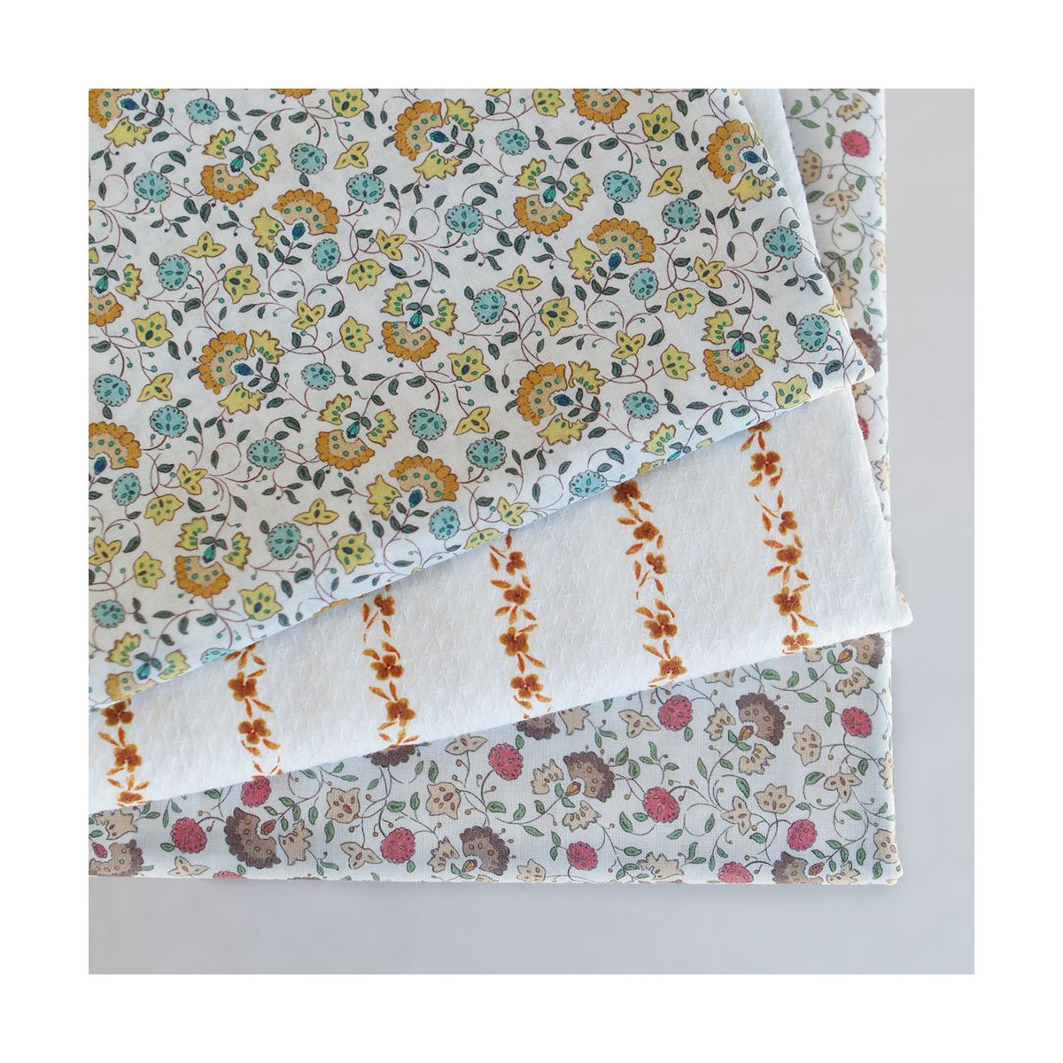 Valentine - Batiste de coton SILKYNE à imprimé fleuri orange et bleu Valentine - Batiste de coton SILKYNE à imprimé fleuri orange et bleu