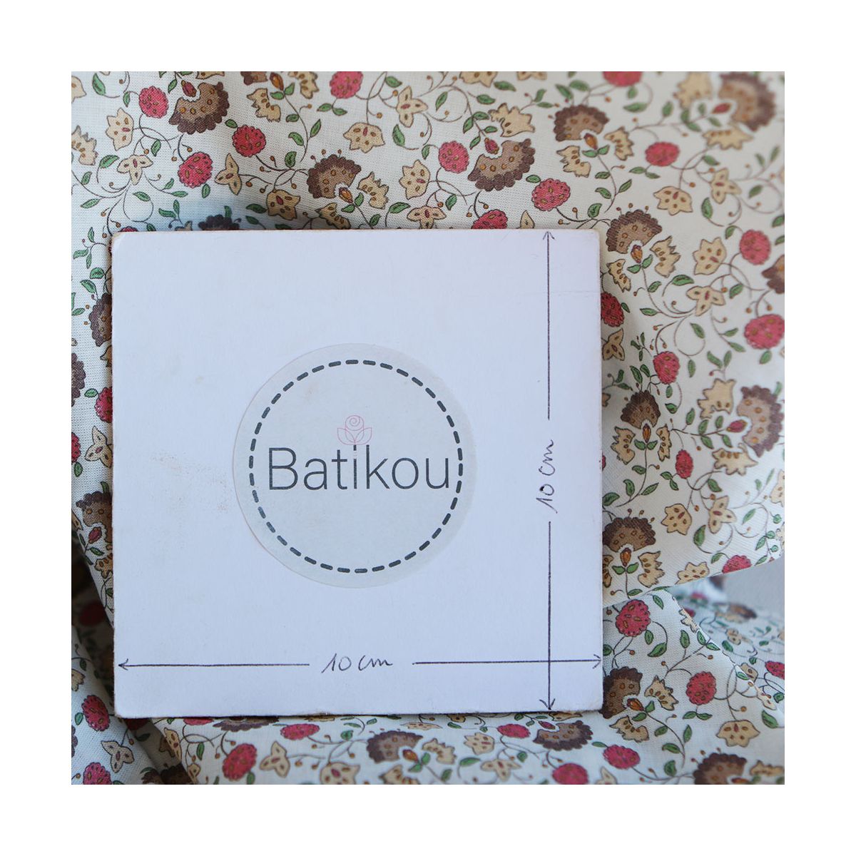 Valentine - Batiste de coton SILKYNE à imprimé fleuri marron framboise Valentine - Batiste de coton SILKYNE à imprimé fleuri marron framboise