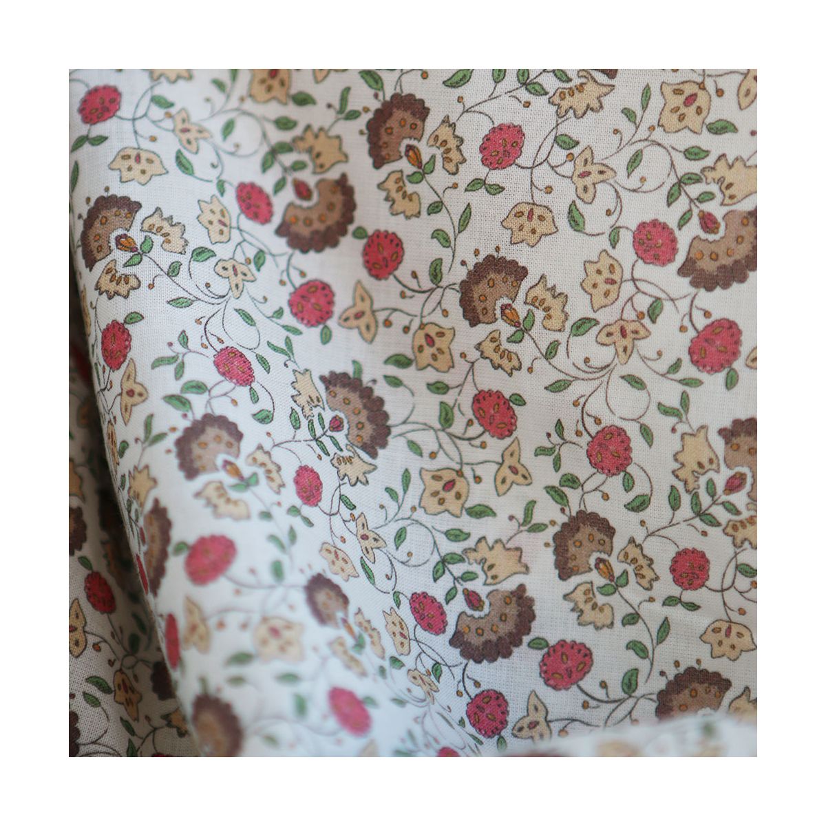 Valentine - Batiste de coton SILKYNE à imprimé fleuri marron framboise Valentine - Batiste de coton SILKYNE à imprimé fleuri marron framboise