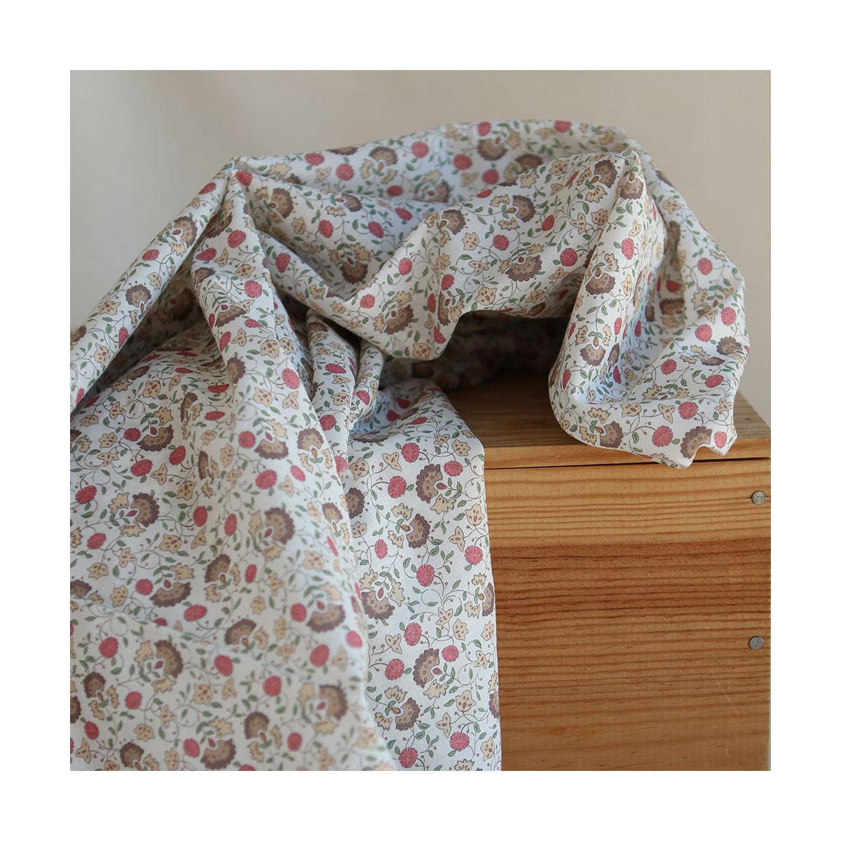 Valentine - Batiste de coton SILKYNE à imprimé fleuri marron framboise Valentine - Batiste de coton SILKYNE à imprimé fleuri marron framboise