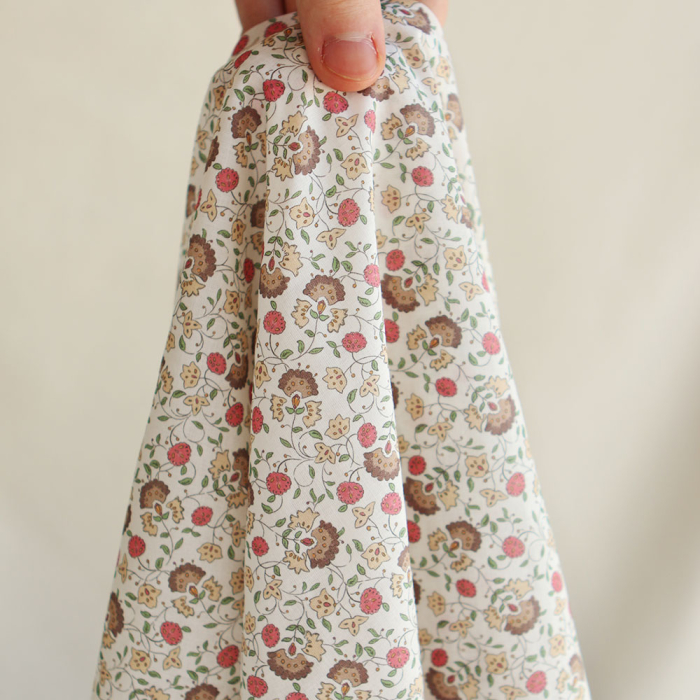 Valentine - Batiste de coton SILKYNE à imprimé fleuri marron framboise