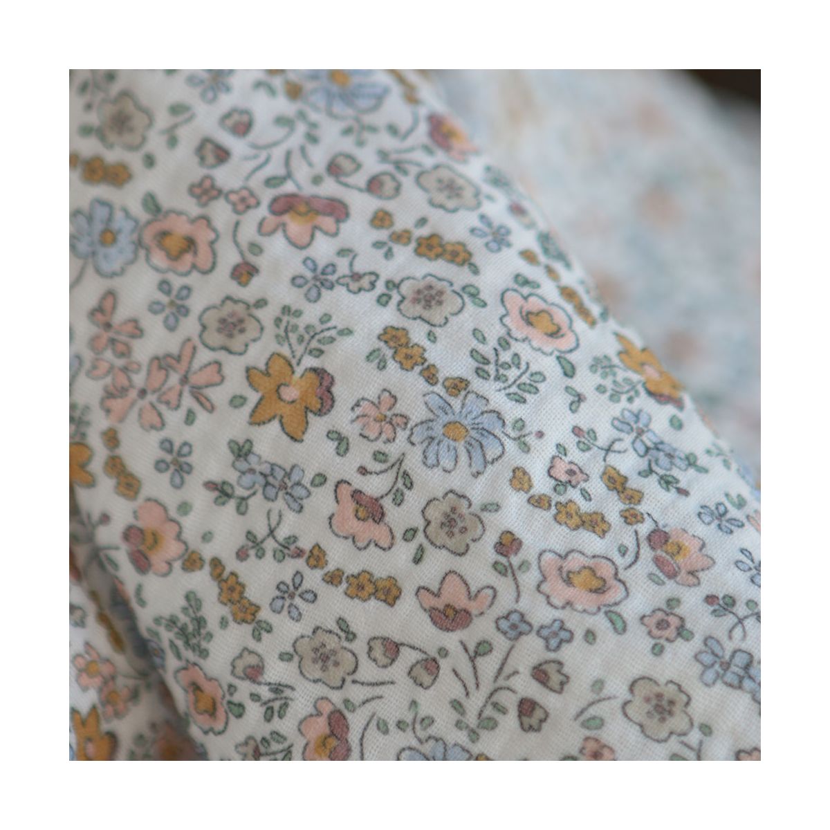 Albane - Double gaze de coton motif fleuri bleu ocre Albane - Double gaze de coton motif fleuri bleu ocre