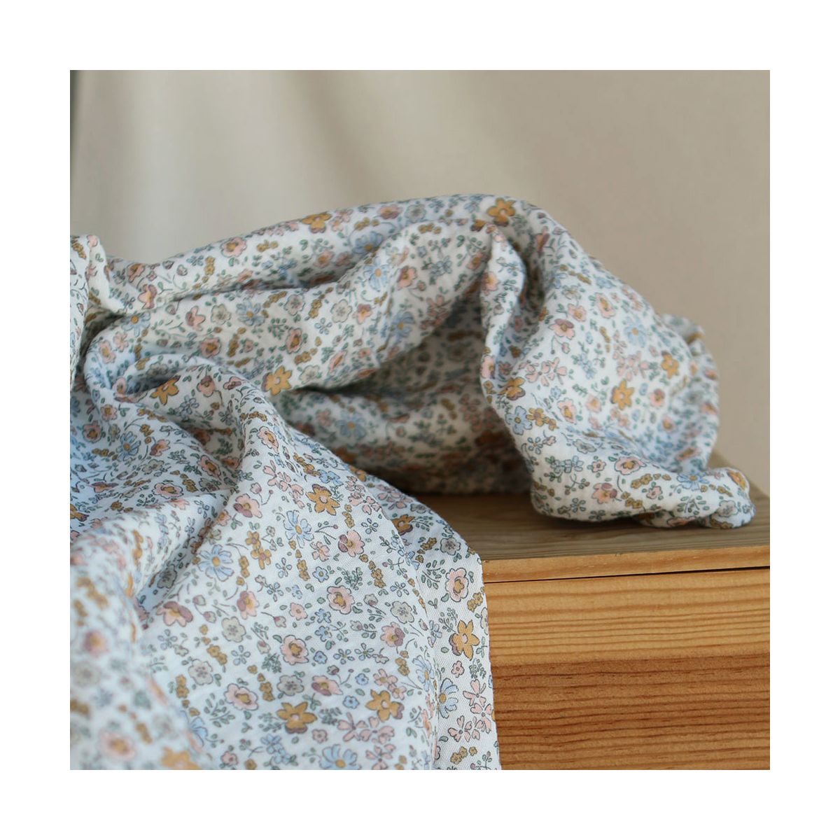 Albane - Double gaze de coton motif fleuri bleu ocre Albane - Double gaze de coton motif fleuri bleu ocre