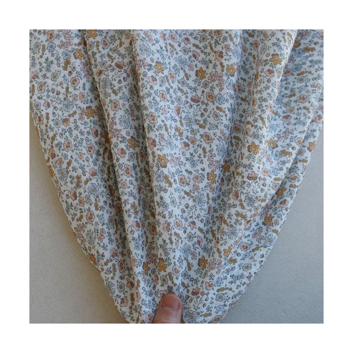 Albane - Double gaze de coton motif fleuri bleu ocre Albane - Double gaze de coton motif fleuri bleu ocre