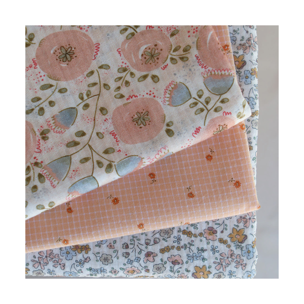 Albane - Double gaze de coton motif fleuri bleu ocre Albane - Double gaze de coton motif fleuri bleu ocre