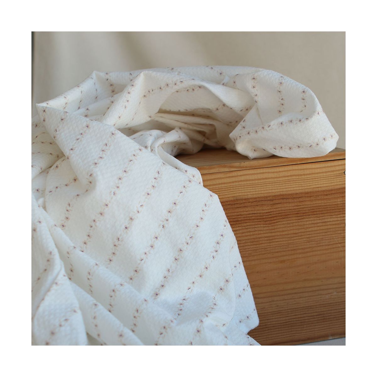 Alicia - Tissu coton texturé imprimé beige Alicia - Tissu coton texturé imprimé beige