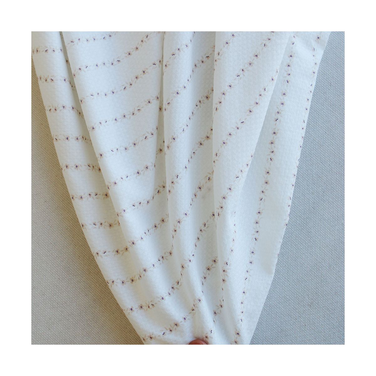 Alicia - Tissu coton texturé imprimé beige Alicia - Tissu coton texturé imprimé beige