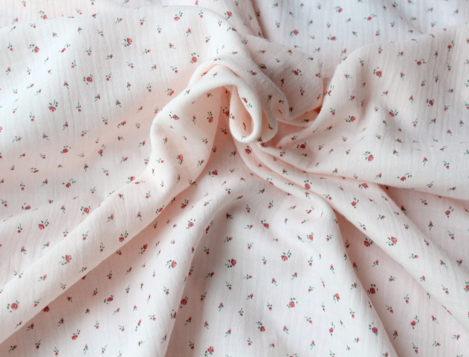 Double gaze de coton rose poudré à motifs petites fleurs