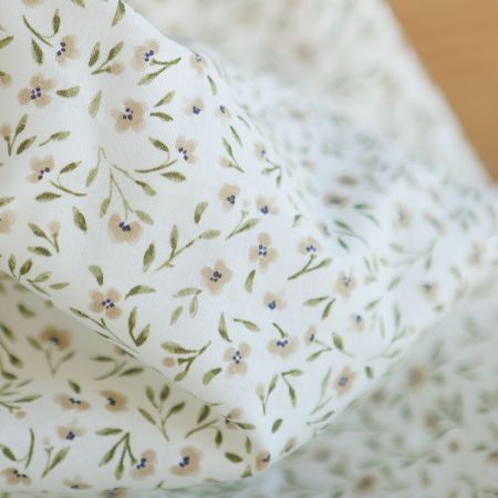 Noémie - Popeline de coton douce qualité SWEET lait fleuri vert et beige Noémie - Popeline de coton douce qualité SWEET lait fleuri vert et beige