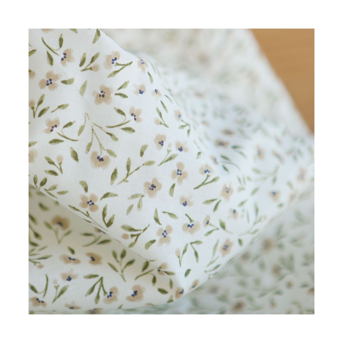 Noémie - Popeline de coton douce qualité SWEET lait fleuri vert et beige Noémie - Popeline de coton douce qualité SWEET lait fleuri vert et beige