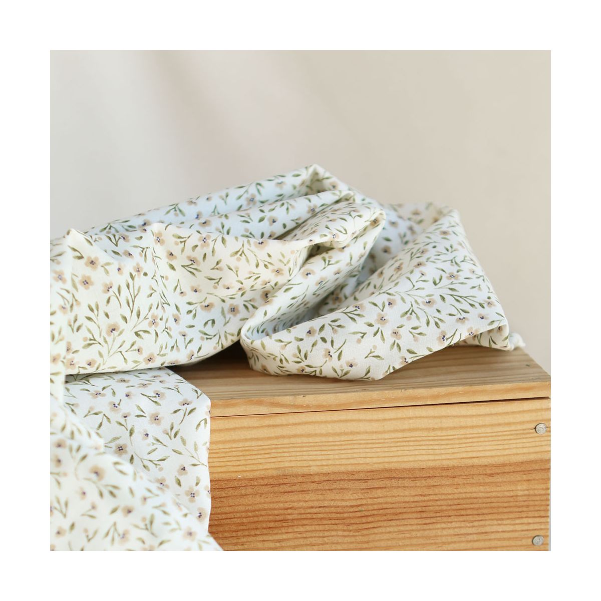 Noémie - Popeline de coton douce qualité SWEET lait fleuri vert et beige Noémie - Popeline de coton douce qualité SWEET lait fleuri vert et beige