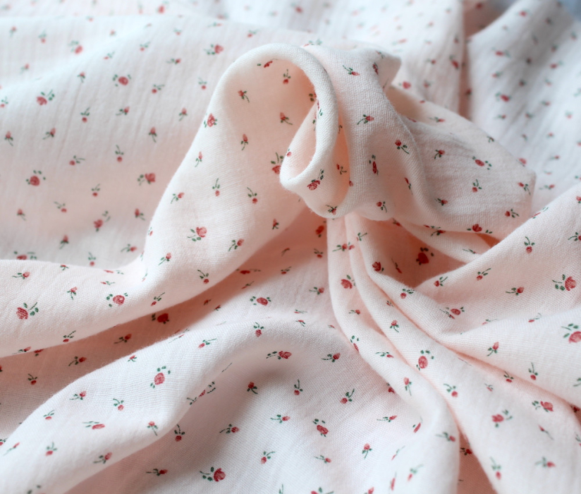 Double gaze de coton rose poudré à motifs petites fleurs