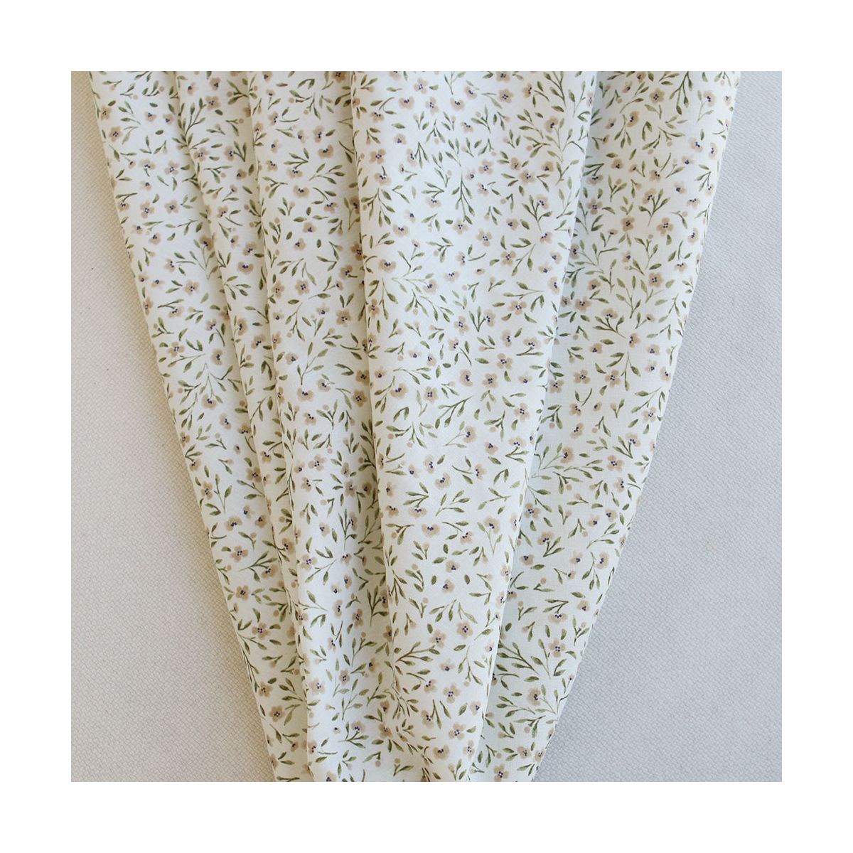 Noémie - Popeline de coton douce qualité SWEET lait fleuri vert et beige Noémie - Popeline de coton douce qualité SWEET lait fleuri vert et beige