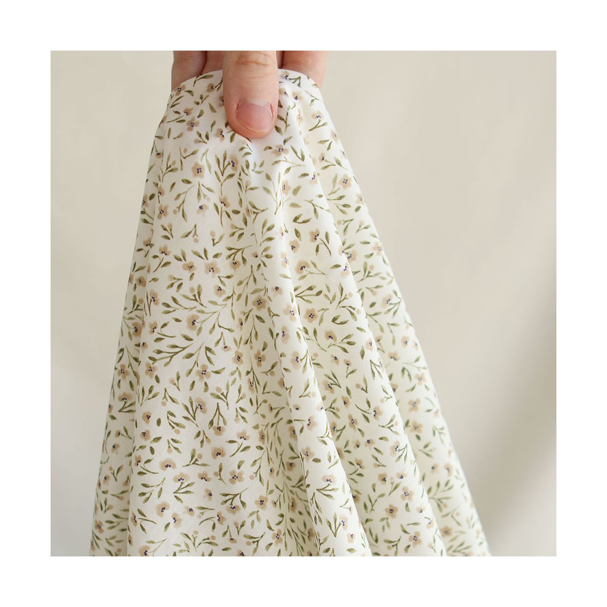 Noémie - Popeline de coton douce qualité SWEET lait fleuri vert et beige Noémie - Popeline de coton douce qualité SWEET lait fleuri vert et beige