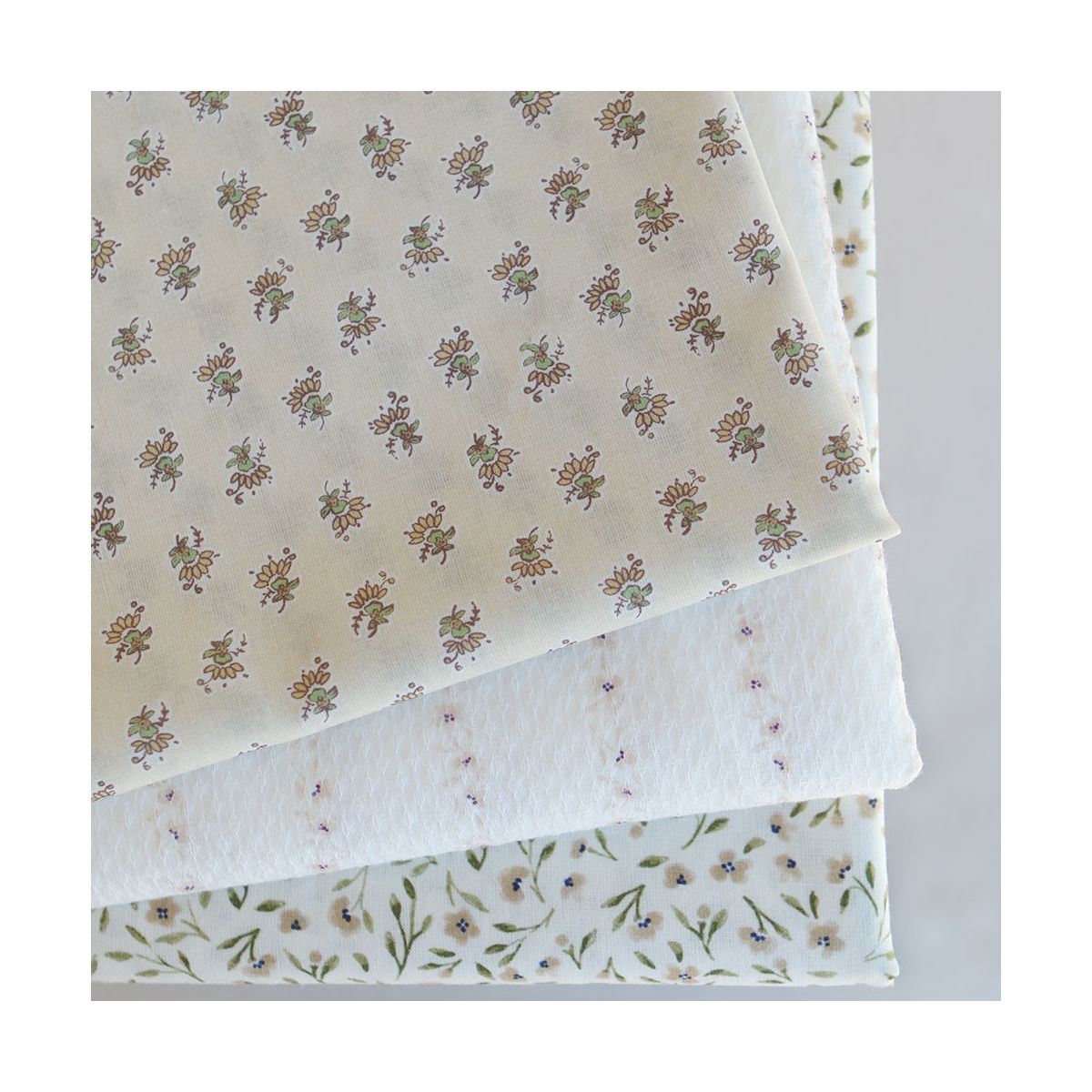 Noémie - Popeline de coton douce qualité SWEET lait fleuri vert et beige Noémie - Popeline de coton douce qualité SWEET lait fleuri vert et beige