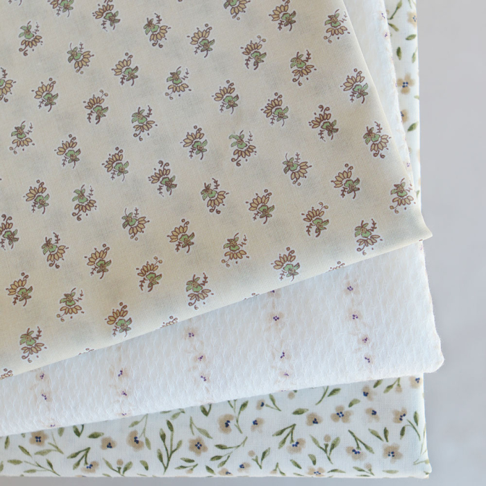 Noémie - Popeline de coton douce qualité SWEET lait fleuri vert et beige