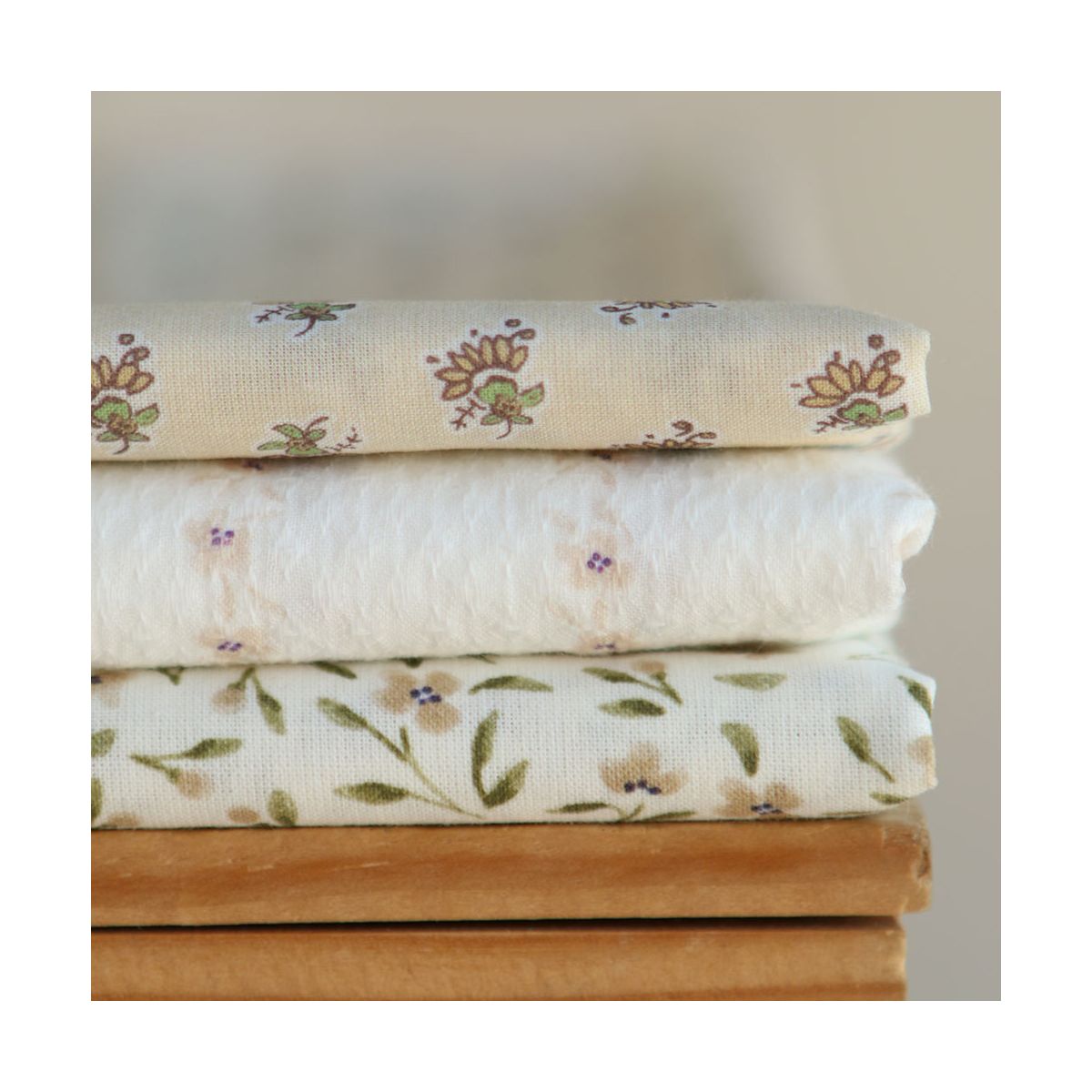 Noémie - Popeline de coton douce qualité SWEET lait fleuri vert et beige Noémie - Popeline de coton douce qualité SWEET lait fleuri vert et beige
