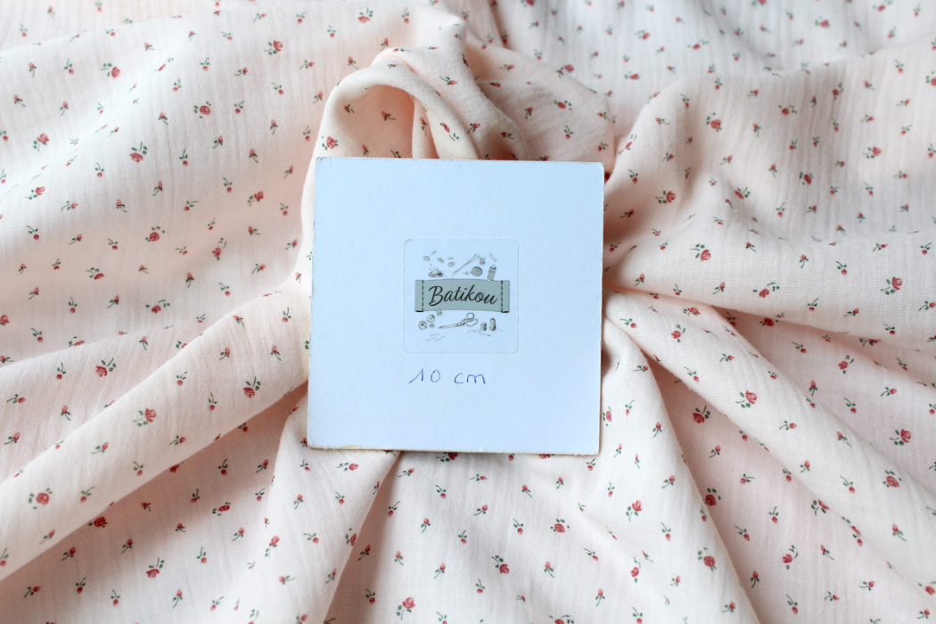 Double gaze de coton rose poudré à motifs petites fleurs