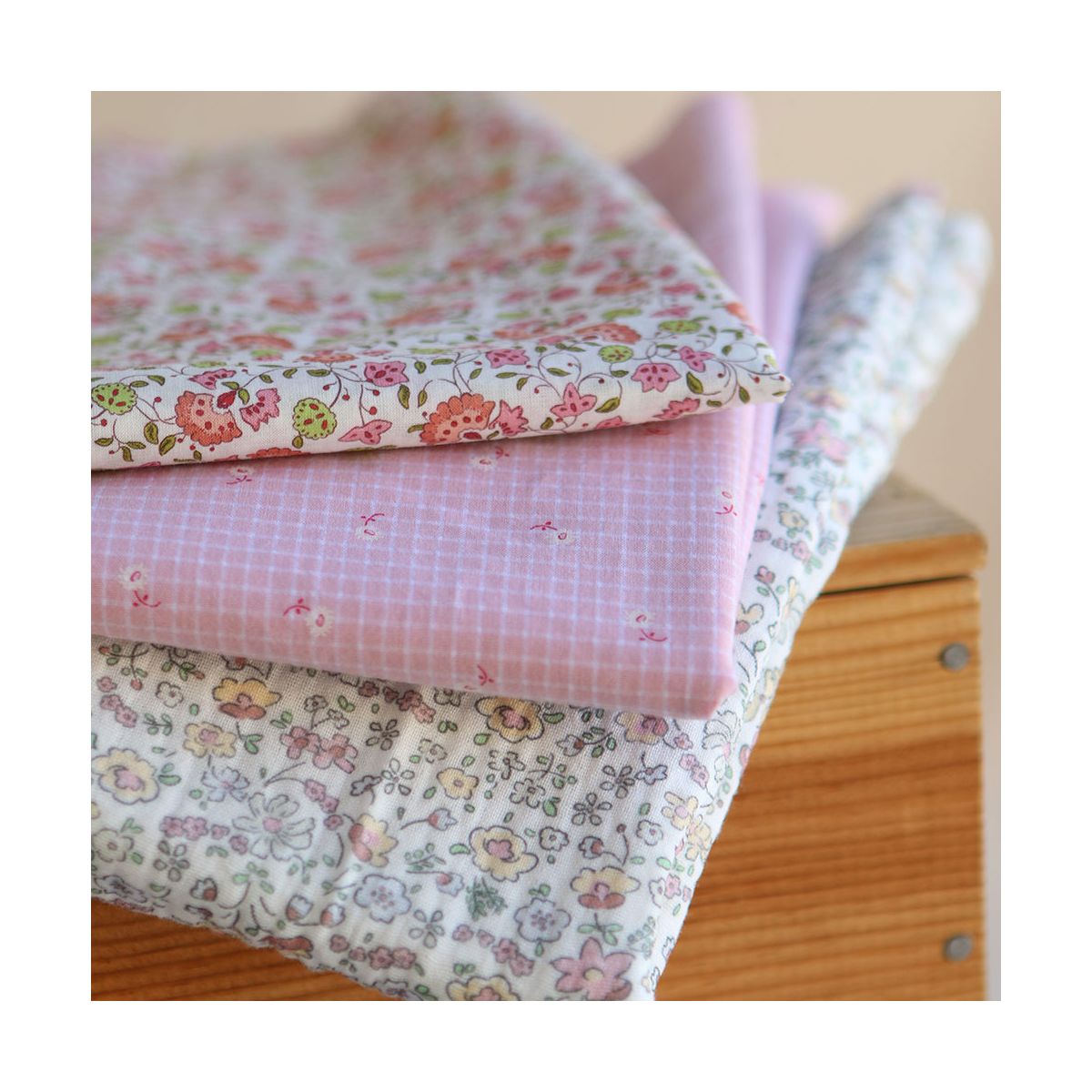 Valentine - Batiste de coton SILKYNE à imprimé fleuri lime rose Valentine - Batiste de coton SILKYNE à imprimé fleuri lime rose