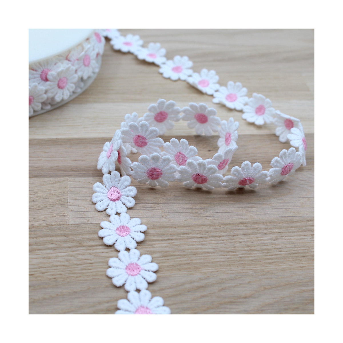 Galon guipure pâquerettes  25mm x 1m Galon guipure pâquerettes  25mm x 1m