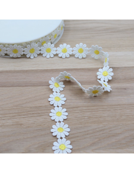 Galon guipure pâquerettes coeur JAUNE  25mm x 1m