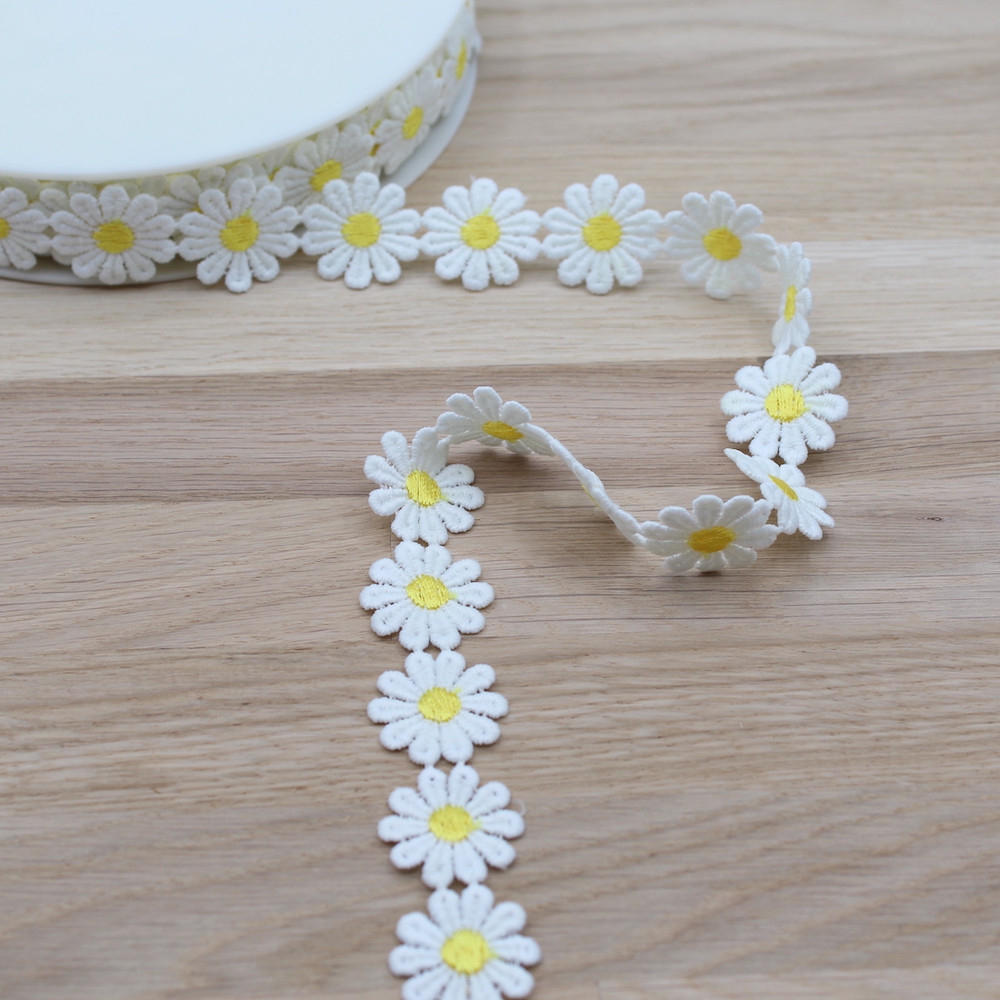 Galon guipure pâquerettes coeur JAUNE  25mm x 1m