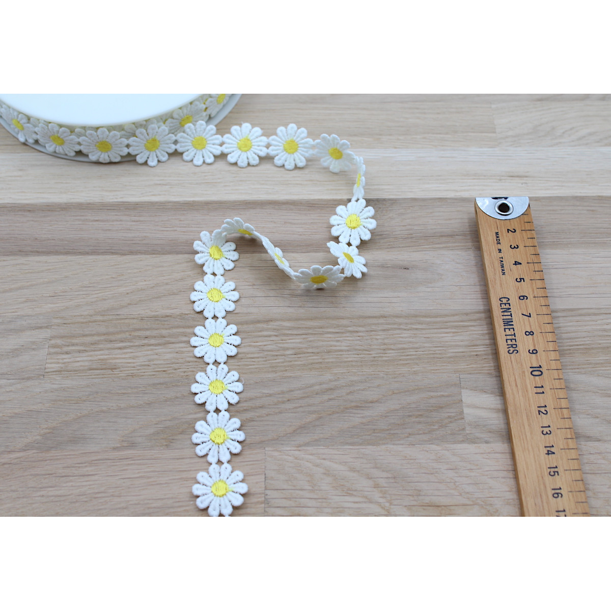 Galon guipure pâquerettes coeur JAUNE  25mm x 1m Galon guipure pâquerettes coeur JAUNE  25mm x 1m