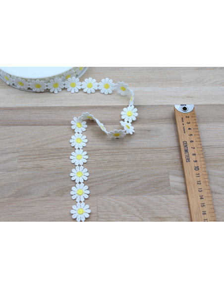 Galon guipure pâquerettes coeur JAUNE  25mm x 1m