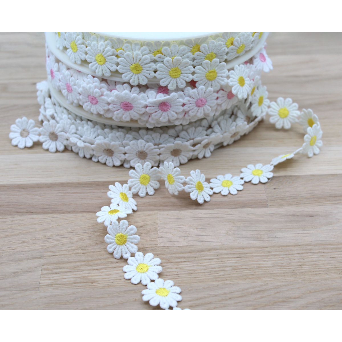 Galon guipure pâquerettes coeur JAUNE  25mm x 1m Galon guipure pâquerettes coeur JAUNE  25mm x 1m