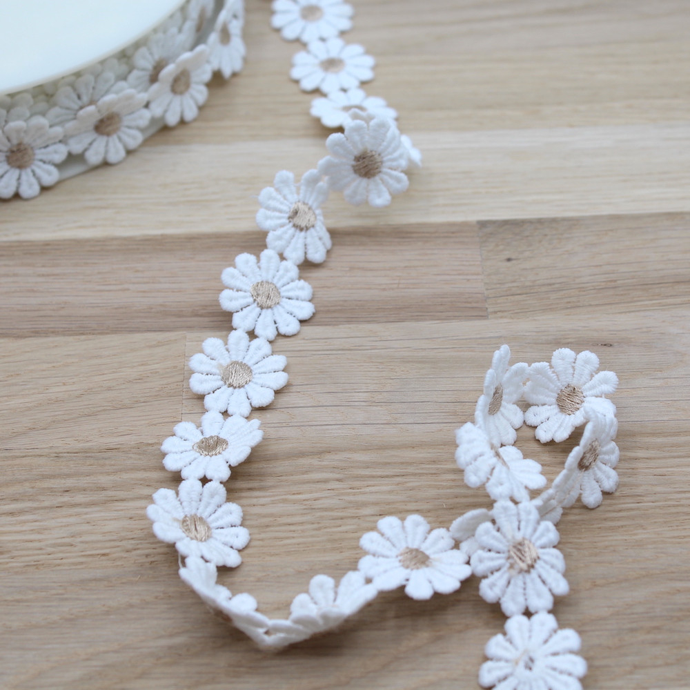 Galon guipure pâquerettes coeur beige  25mm x 1m