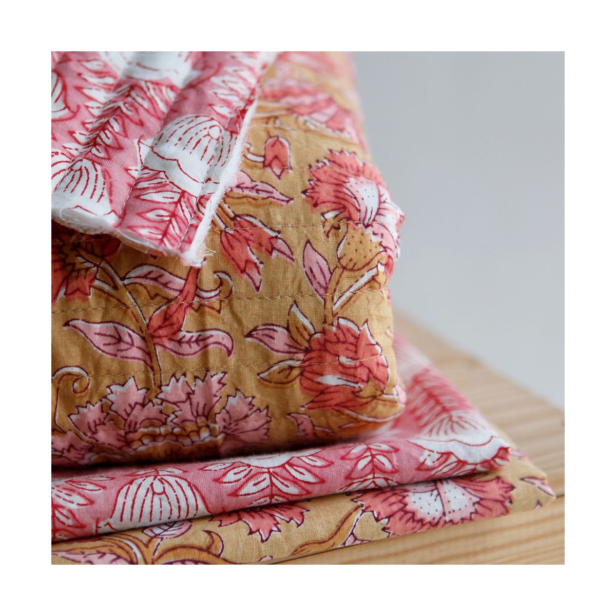 ISHA - Tissu indien matelassé double face coton hand block largeur 100cm ISHA - Tissu indien matelassé double face coton hand block largeur 100cm