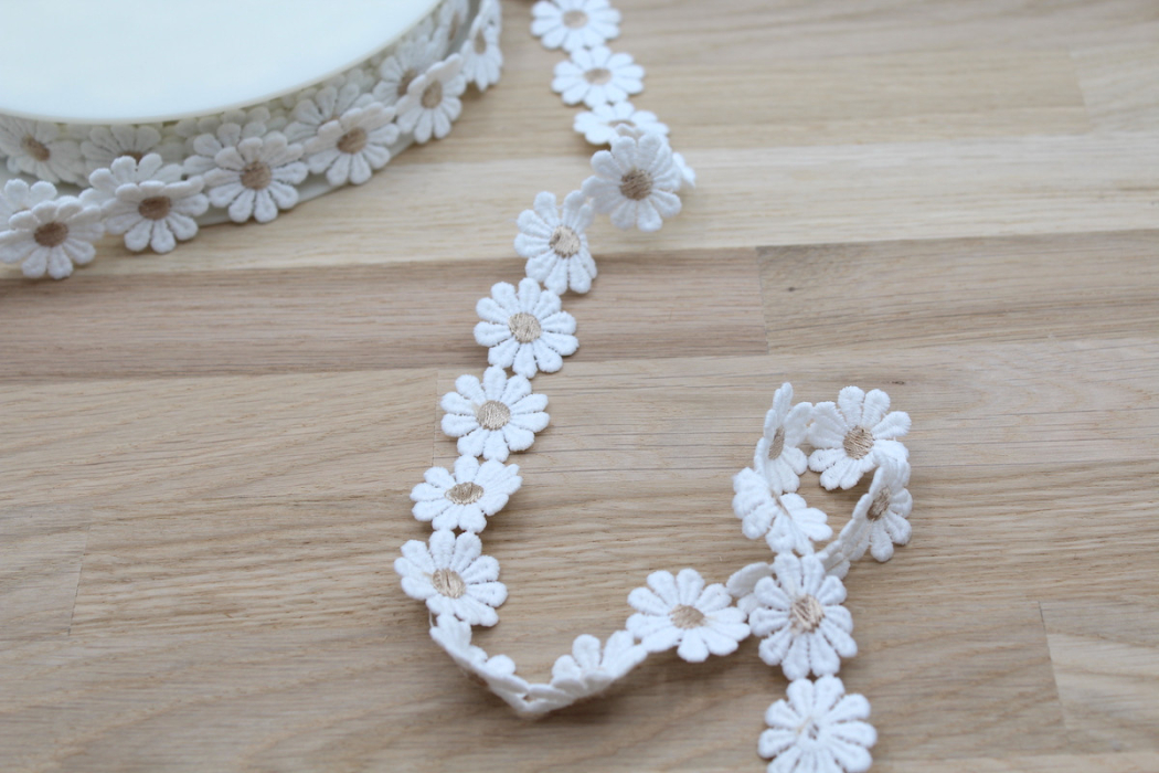 Galon guipure pâquerettes coeur beige  25mm x 1m