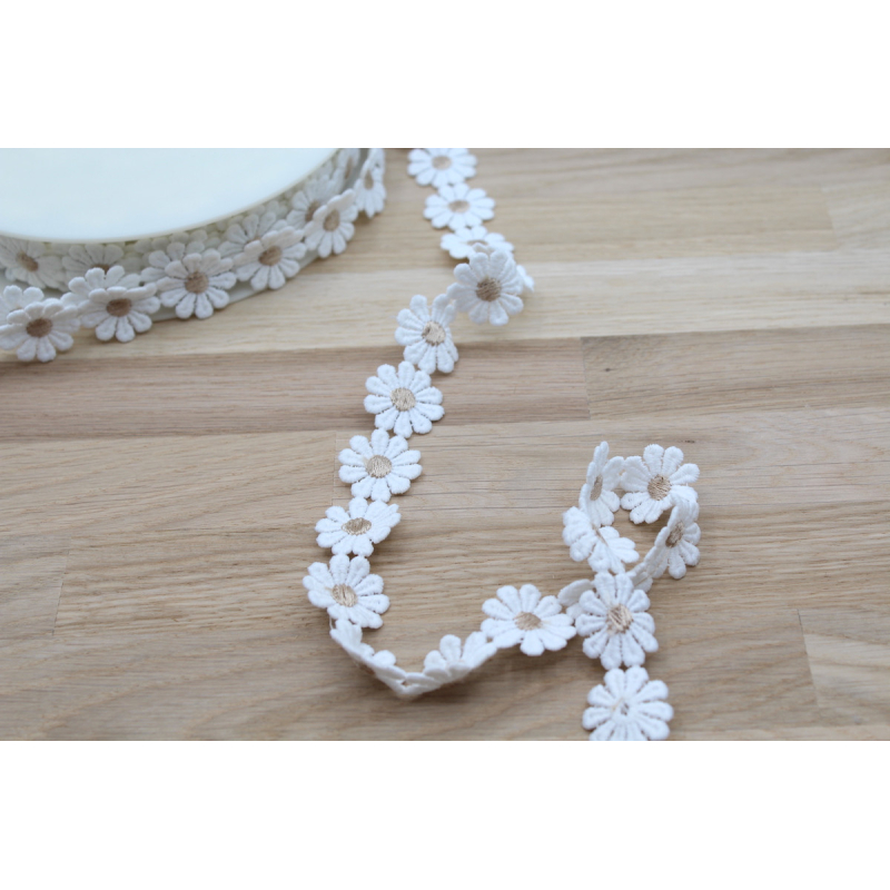 Galon guipure pâquerettes coeur beige  25mm x 1m