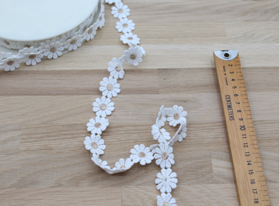 Galon guipure pâquerettes coeur beige  25mm x 1m