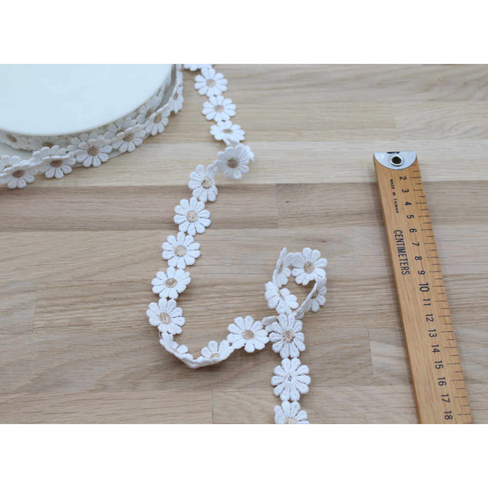 Galon guipure pâquerettes coeur beige  25mm x 1m