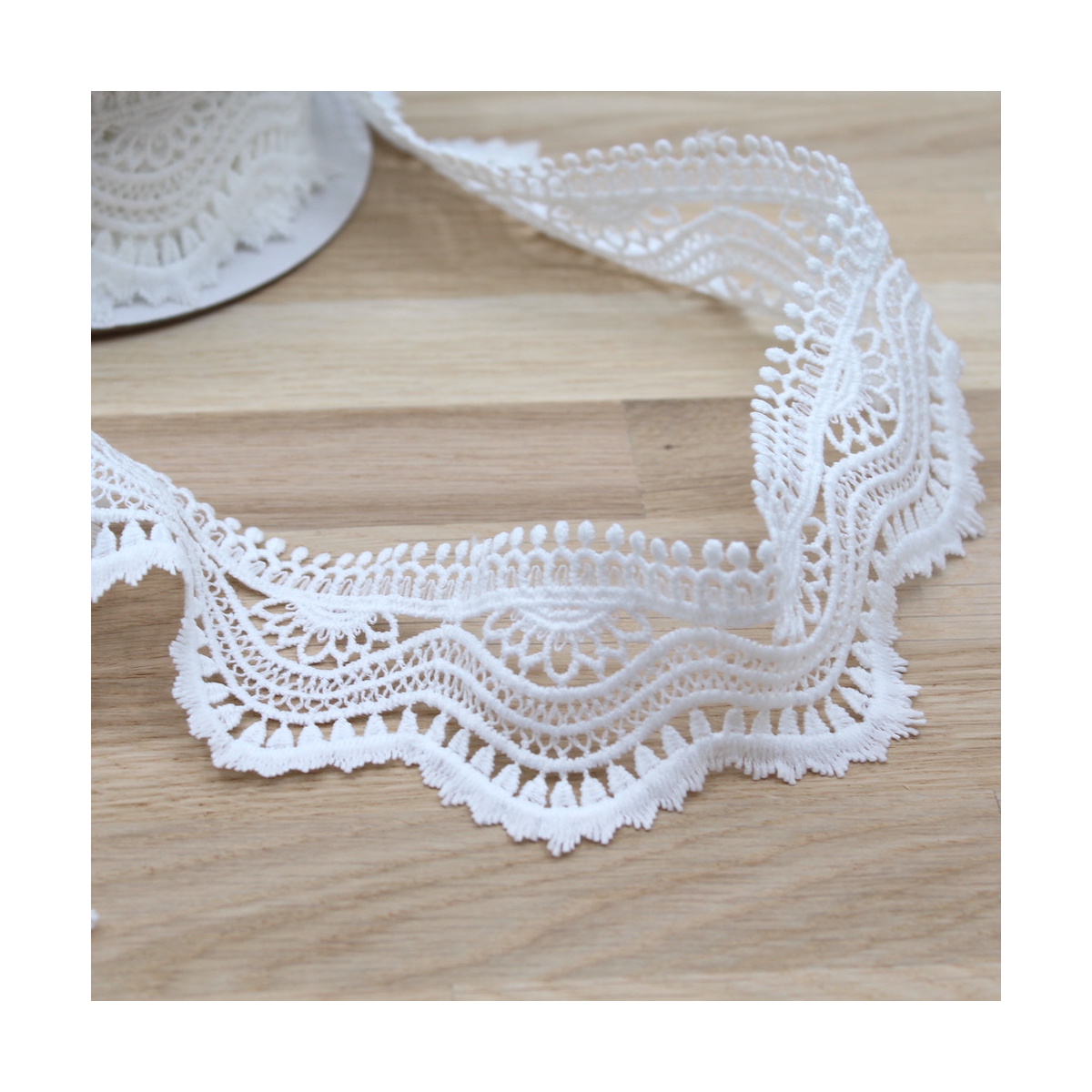 Galon guipure BLANC CASSE  60mm x 1m Galon guipure BLANC CASSE  60mm x 1m