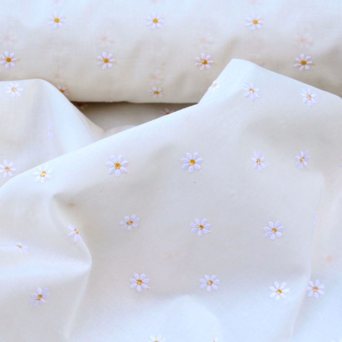 Tissu coton organique broderies fleurs pâquerettes