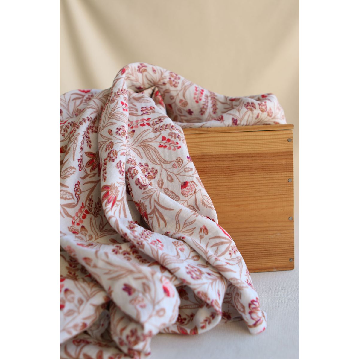 Jaya - Double gaze de coton fond écru motif fleuri Jaya - Double gaze de coton fond écru motif fleuri