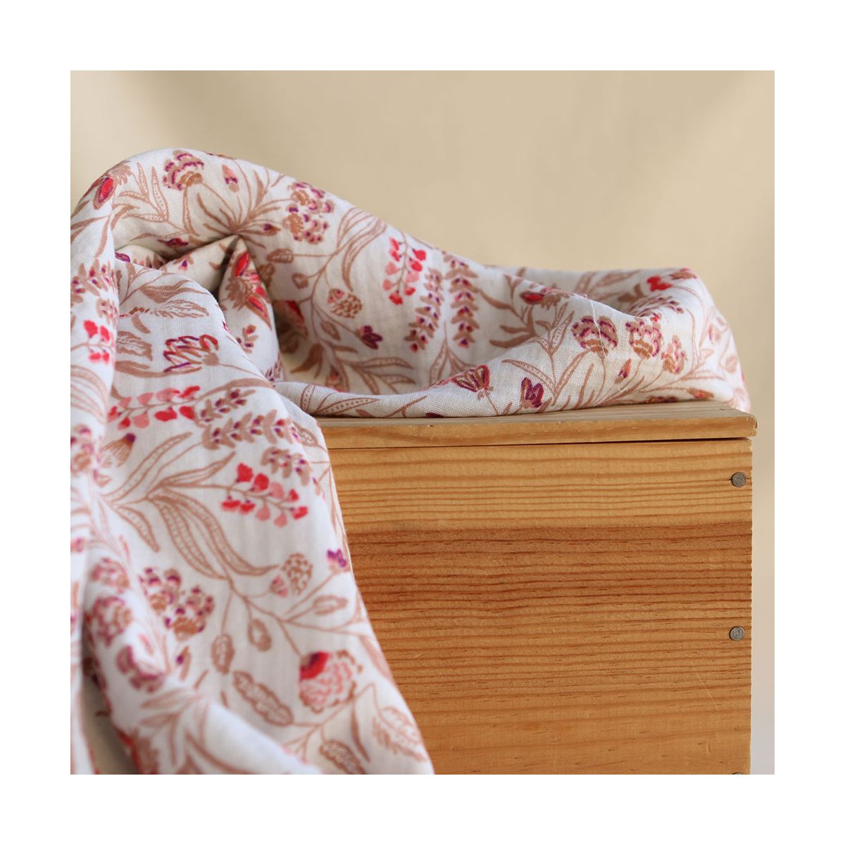 Jaya - Double gaze de coton fond écru motif fleuri Jaya - Double gaze de coton fond écru motif fleuri