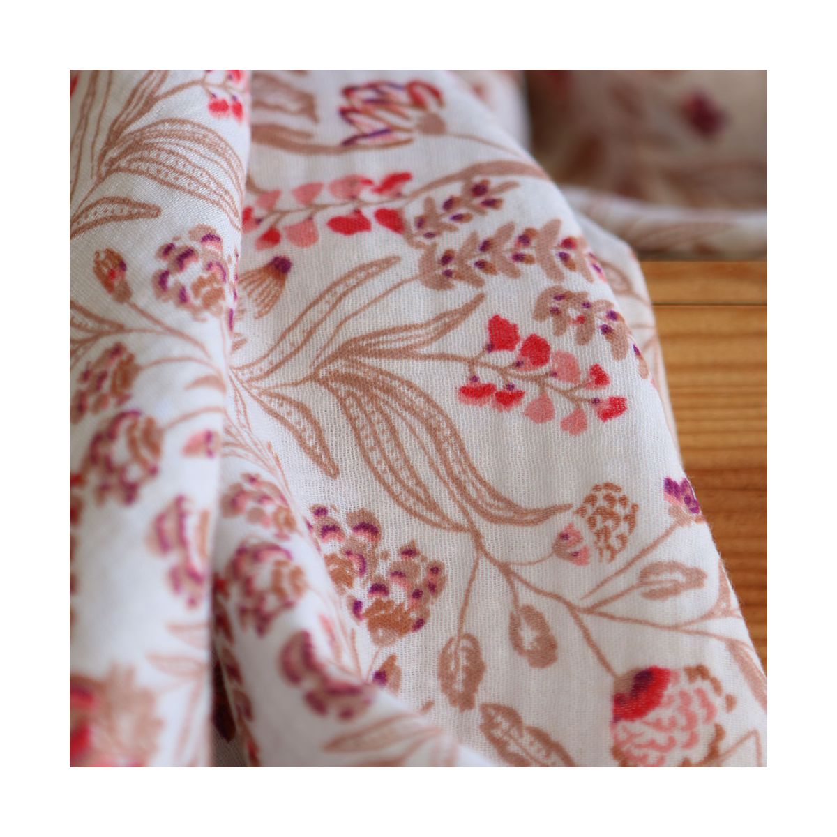 Jaya - Double gaze de coton fond écru motif fleuri Jaya - Double gaze de coton fond écru motif fleuri