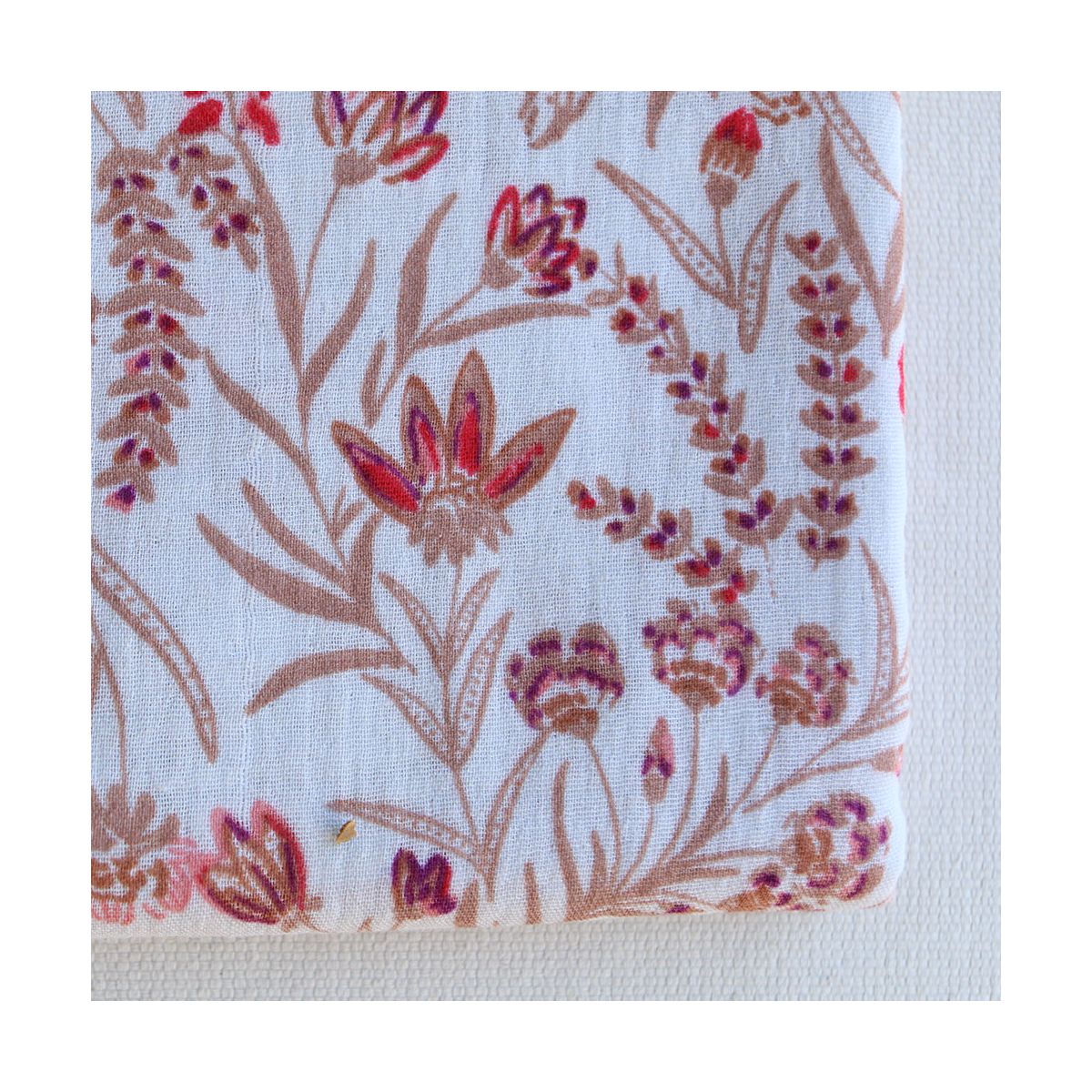 Jaya - Double gaze de coton fond écru motif fleuri Jaya - Double gaze de coton fond écru motif fleuri