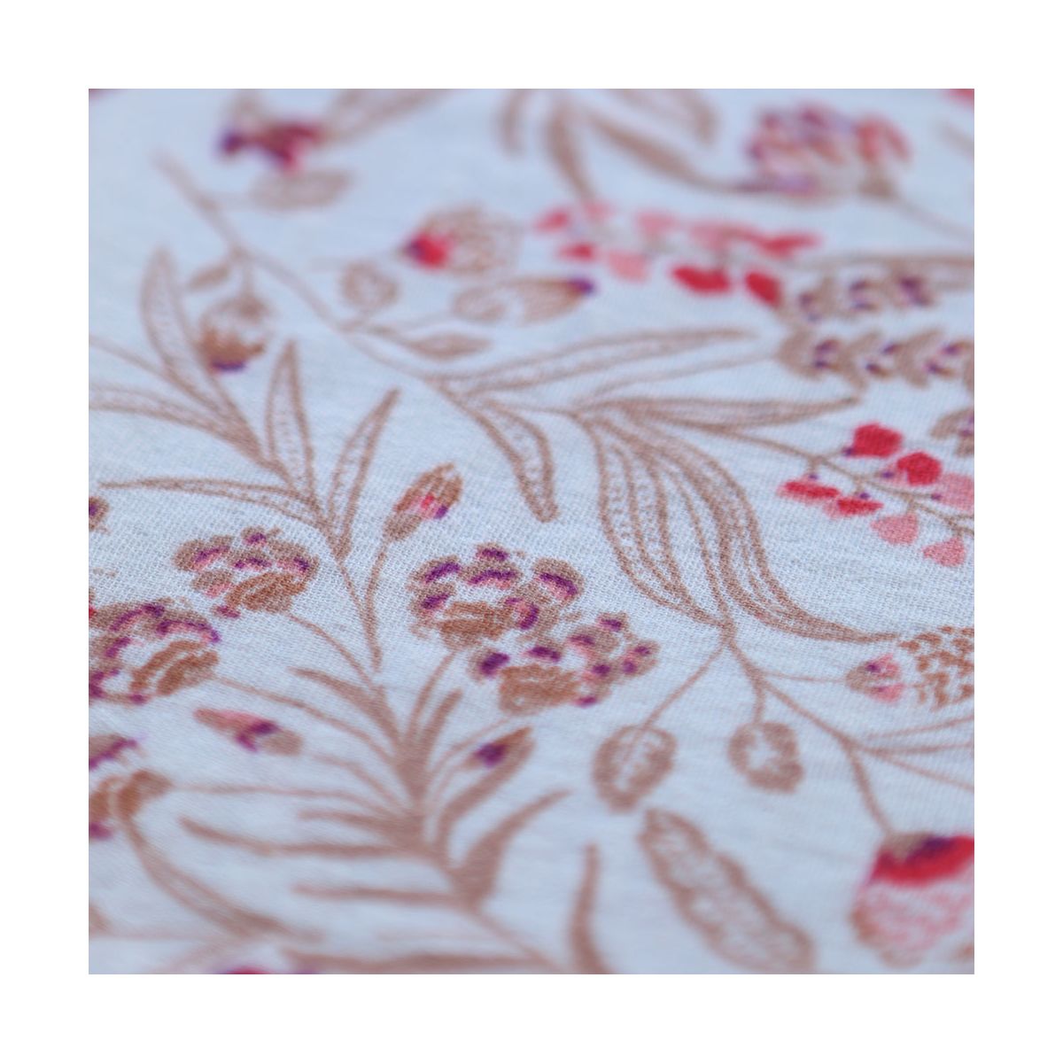 Jaya - Double gaze de coton fond écru motif fleuri Jaya - Double gaze de coton fond écru motif fleuri