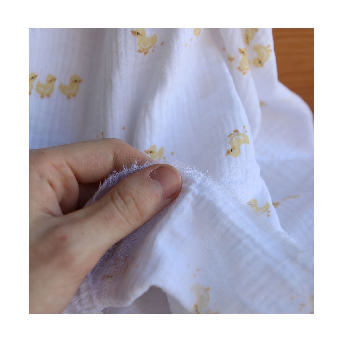 Cannetons - Double gaze de coton fond blanc motif cannetons jaunes