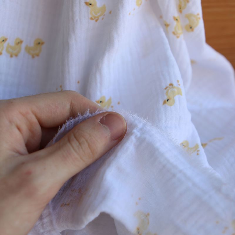 Cannetons - Double gaze de coton fond blanc motif cannetons jaunes