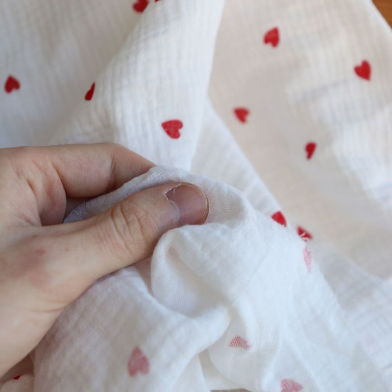 Corazon - Double gaze de coton imprimé coeurs rouges